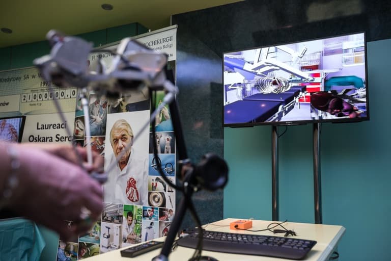 Konsola haptyczna do sterowania robotem chirurgicznym