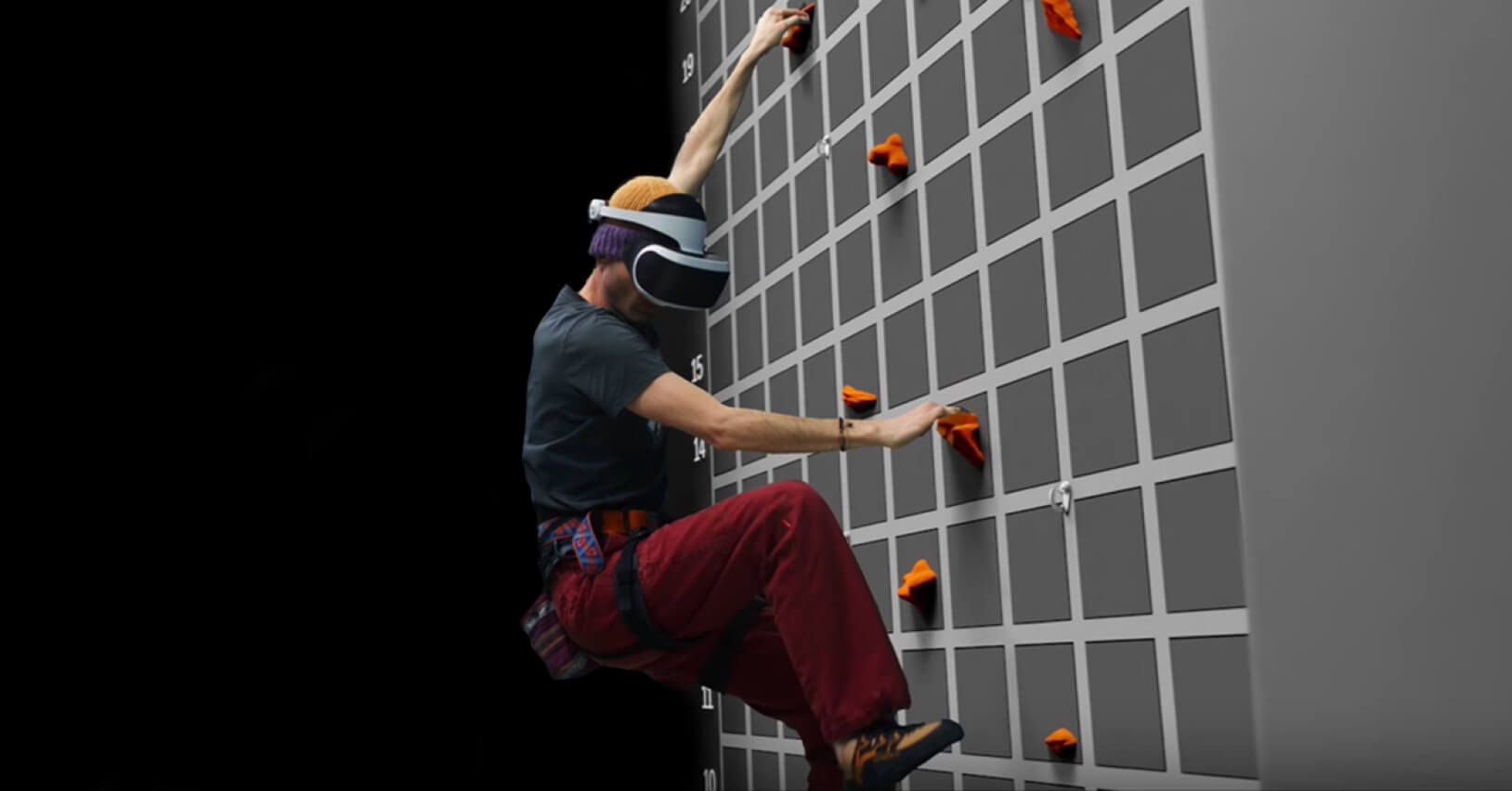 Interaktywna ścianka wspinaczkowa Skywall z VR &ndash; wspinacz w goglach na systemie Reclimb