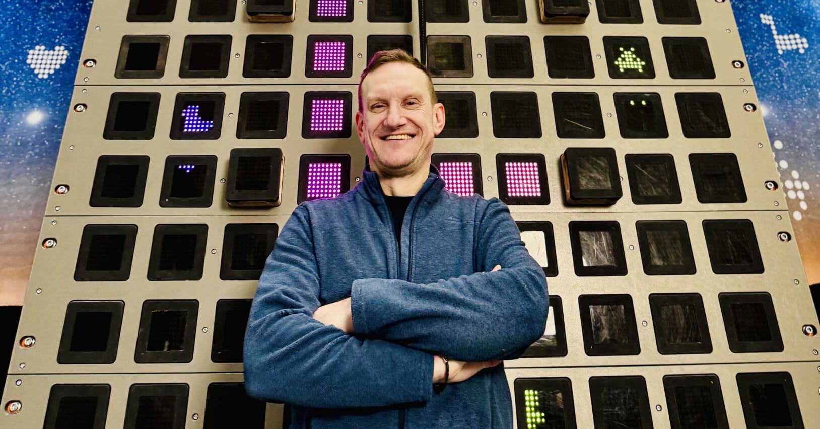 Założyciel Reclimb, Marcin Pery, przy interaktywnej ściance Skywall