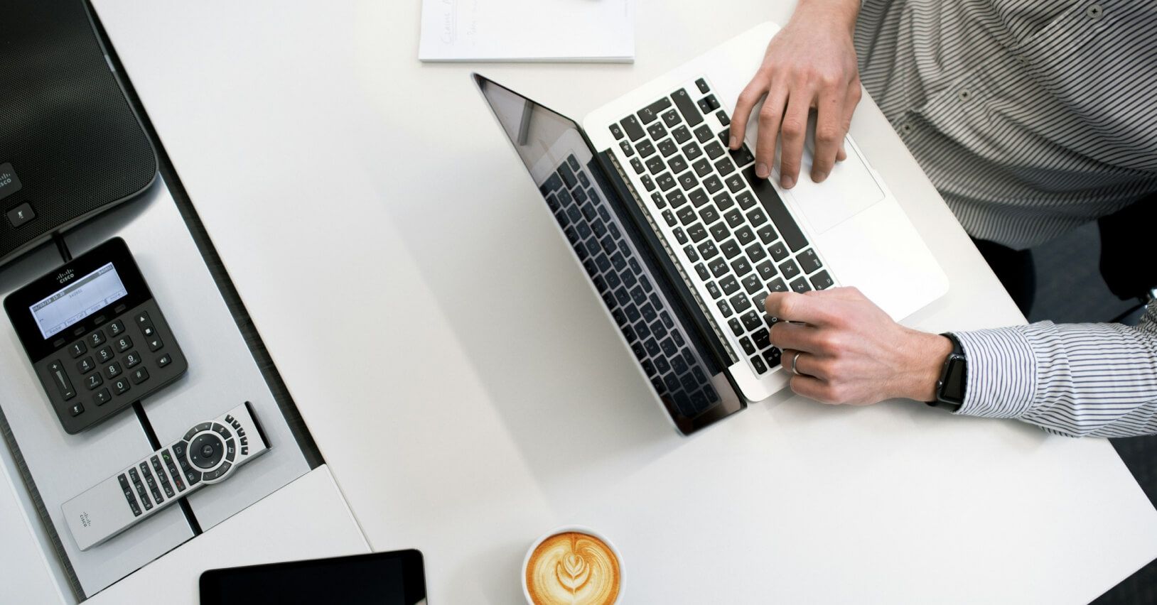 Wystawianie oferty sprzedaży akcji na laptopie