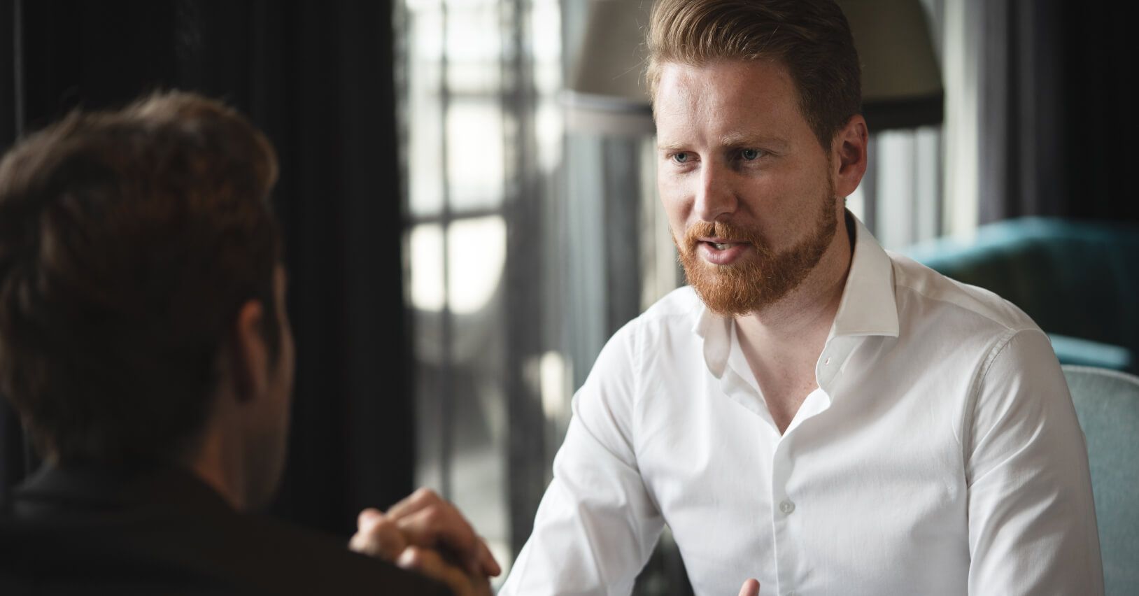 Przedsiębiorca omawiający proces inwestycyjny i warunki emisji akcji podczas spotkania biznesowego.