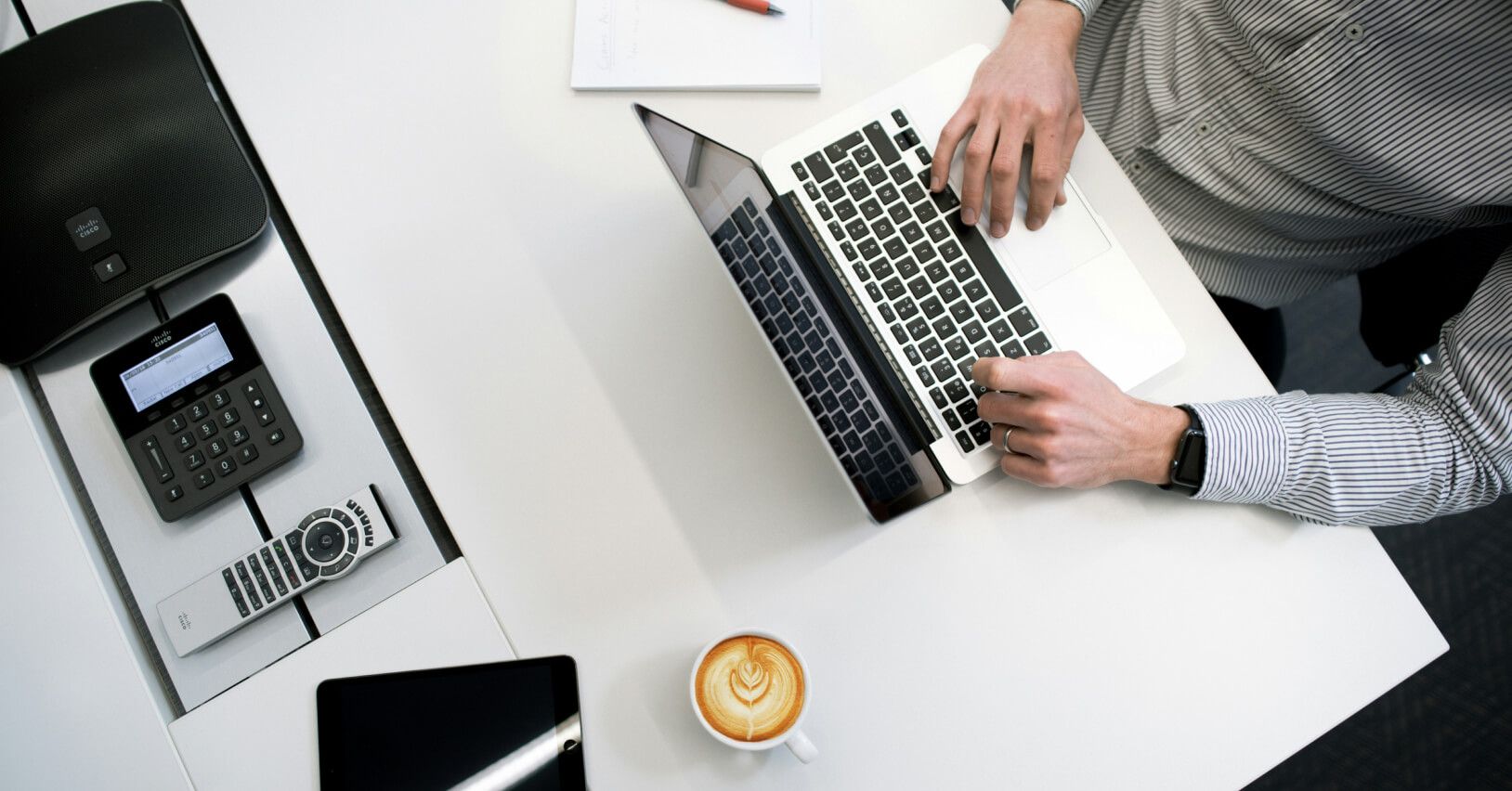 Mężczyzna analizuje sprawozdanie finansowe spółki na laptopie w biurze