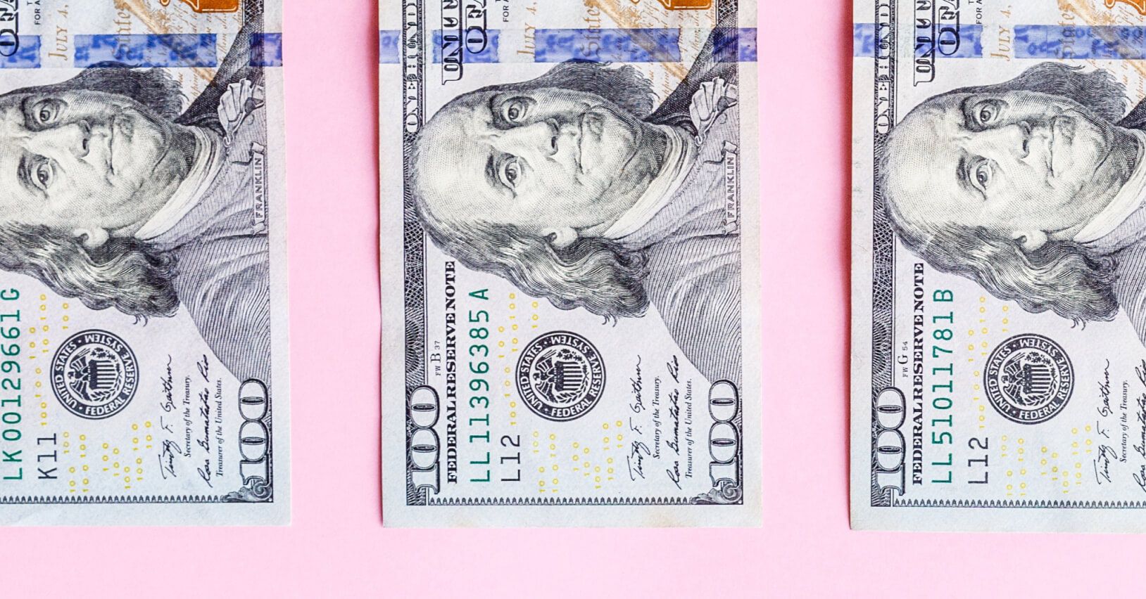 Statut uzależnia przyznanie szczeg&oacute;lnych uprawnień od spełnienia dodatkowych świadczeń na rzecz sp&oacute;łki i upływu terminu.