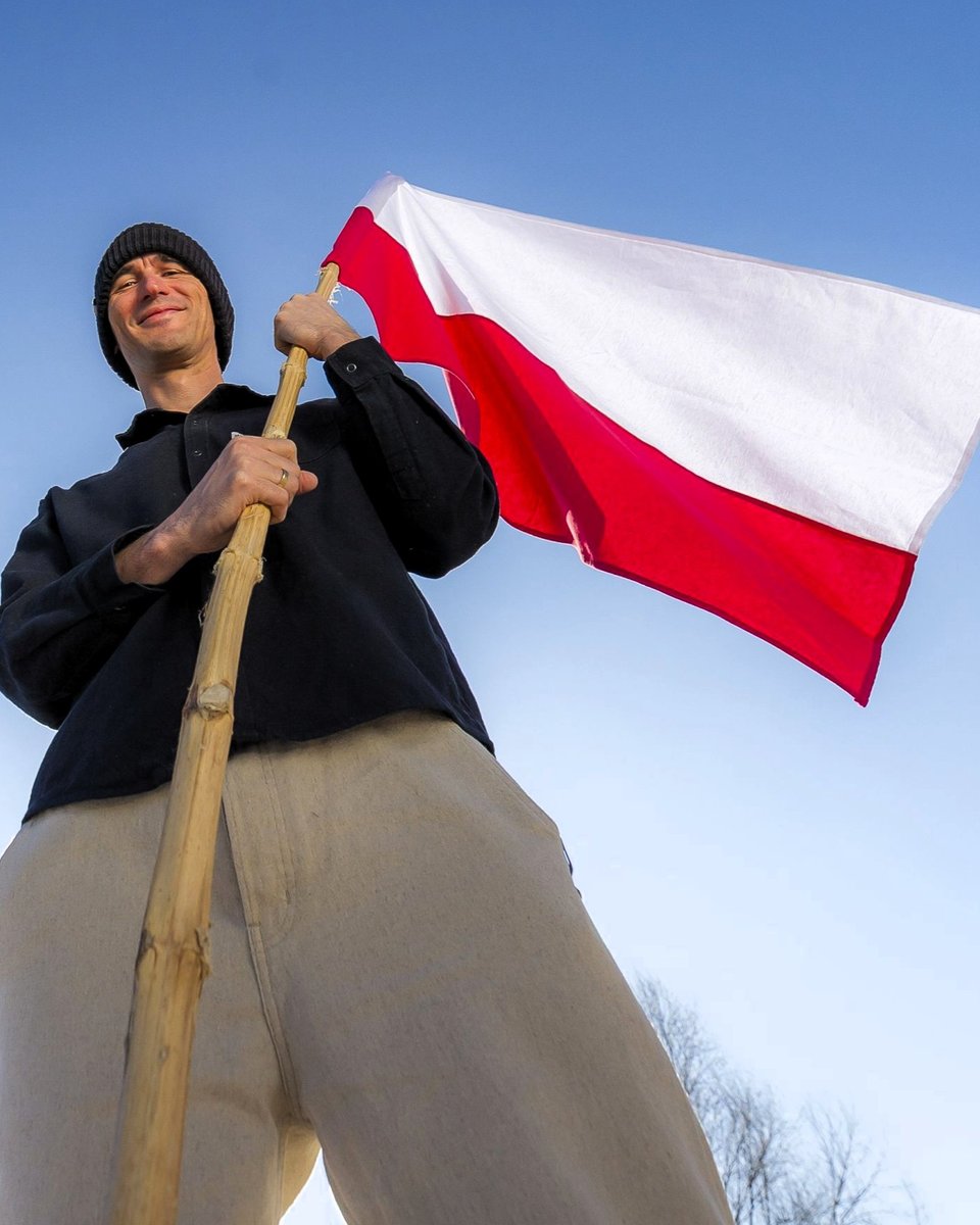 Założyciel Kombinatu Konopnego z polską flagą