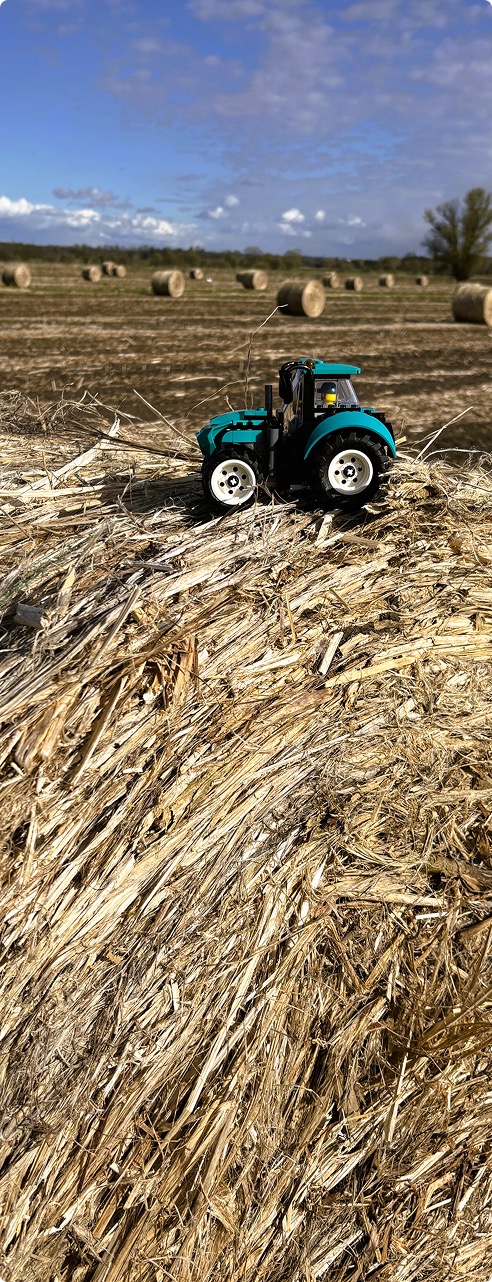 Traktor na polu konopnym
