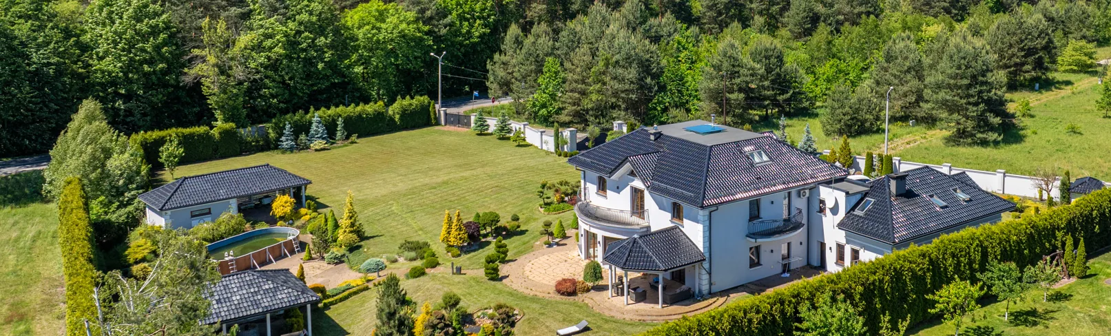 Rezydencja Longevity House z lotu ptaka, otoczona ogrodem i lasem