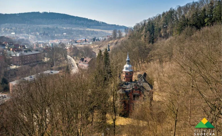 Nowa Ruda z Willą Konrad na zboczu